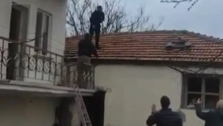 Polis Çatıda Kıstırdı, Şüpheli Direndi: "10 Sene Yattım, Bir Daha Yatamam"