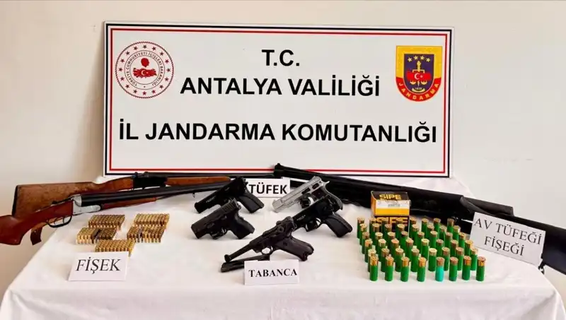Antalya'da Ruhsatsız Silah Operasyonu: 15 Gözaltı ve 10 Silah Ele Geçirildi