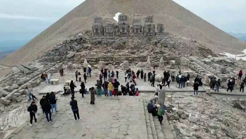 Bayramda Nemrut Dağı’nda Ziyaretçi Akını: Doğanın Zirvesini Keşfedin