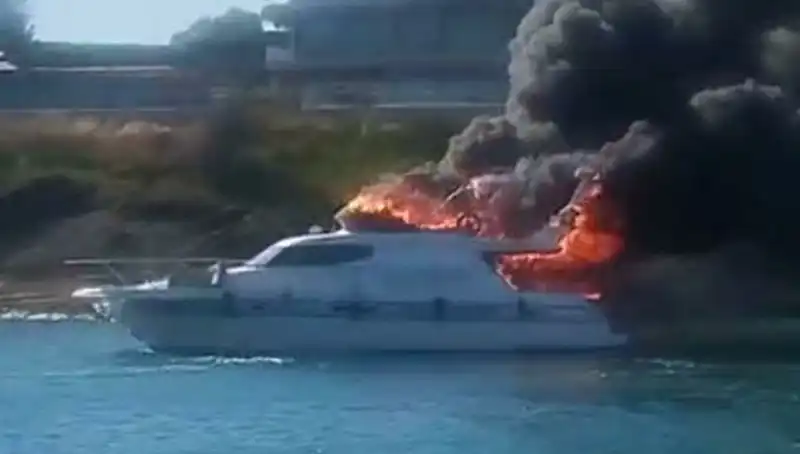 Çeşme Marina'da Korkunç Yangın: Motoryat Alev Alev Yandı