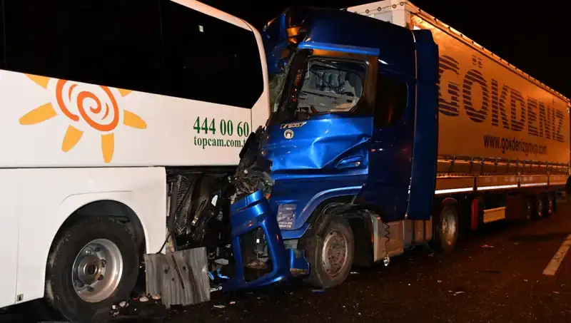 Tur Otobüsü ile TIR Çarpıştı: 13 Kişi Yaralandı