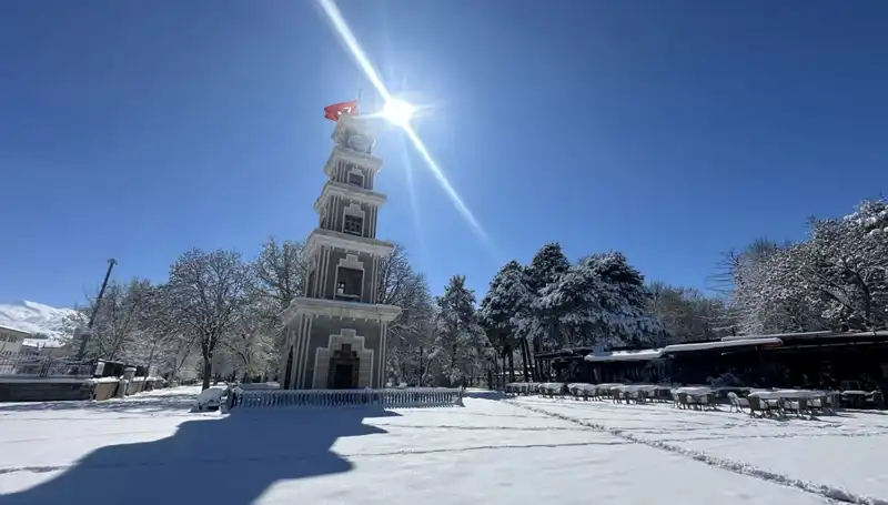 Erzincan'da Nisan Ayında Kar Yağışı: İlkbahara Dört Elle Sarılmak