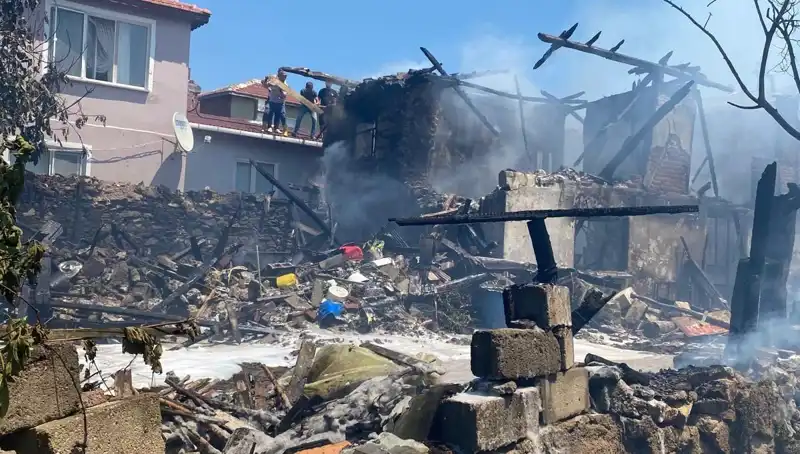 Kırklareli'nde İki Katlı Evde Korkunç Yangın: İtfaiye Eri Yaralandı!