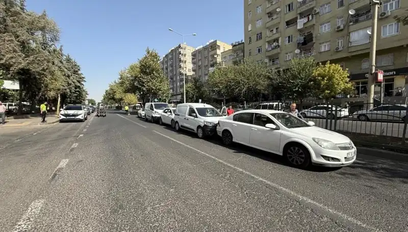 Diyarbakır'da Korkunç Kaza: 5 Araç Birbirine Girdi, Yolu Kapatıldı