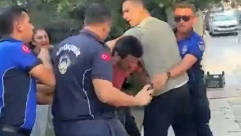 Seyyar Satıcının Sokak Ortasında Zabıta Tarafından Kovalaması ve Dayak Skandalı