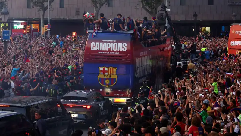 Barcelona Takımı Taraftarlarıyla Buluşarak Unutulmaz Bir Güne İmza Attı