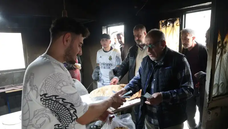 Ekmek İçin 7 Kilometre Yürüyenler: Efsanevi Zirve Saat 15.00!