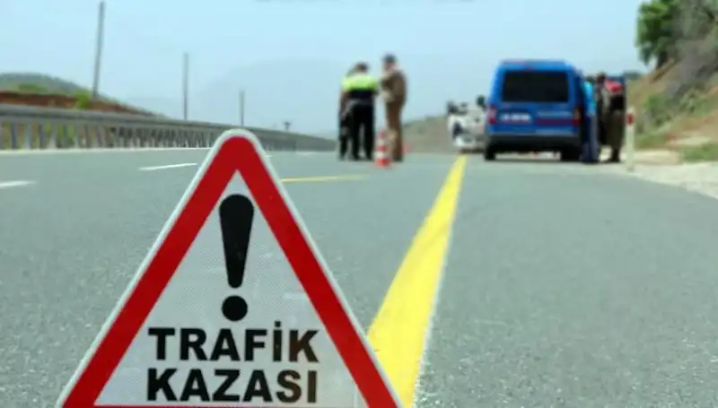 Ticari Araç ve Otomobil Çarpıştı: 5 Kişi Yaralandı!