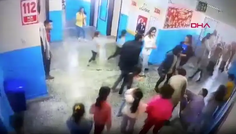 Bayılan Öğrenciyi Müdür Yardımcısı Kurtardı: Okulda Şok Anlar