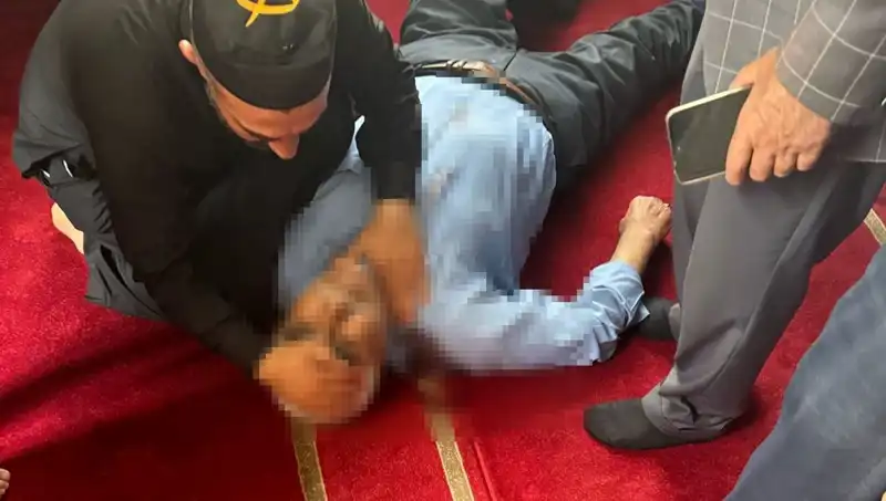 Camide Namaz Kılan Adam Dehşet Anlarını Yaşadı: Bıçaklı Saldırı!