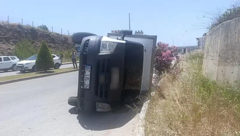 Hafif Ticari Araç, Kamyoneti Devrildi: Kazanın Detayları ve Sonuçları