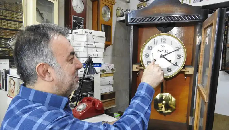 Tarihi Saatlerin Ustası: Küçük Dükkanında Büyük İşler Yapıyor