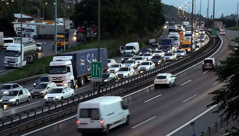 Bayram Öncesi Yoğun Trafik: Yasaklar Yarın Akşam Başlıyor!