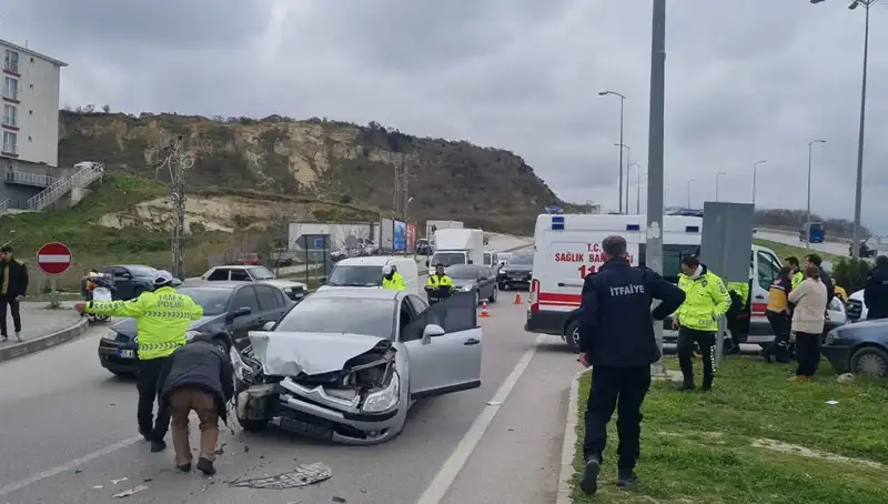 Sinop'ta Kan Donduran Kaza: Otomobiller Çarpıştı, Yaralılar Hastaneye Kaldırıldı
