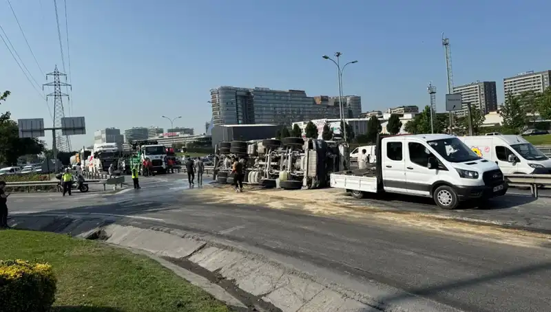 D-100 Yan Yolda Betona Gömmüş Kaza: Beton Mikseri Devrildi!