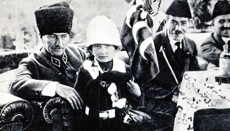 Unutulmaz fotoğrafın ardındaki sır: O şapkanın hikayesi
