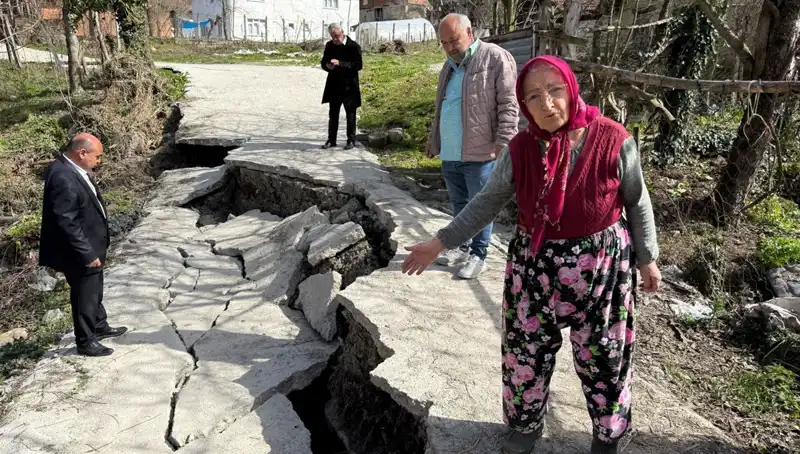 Diken Üstündeki Mahalle: Heyelan Yolu Kapattı, Hayatlar Tehlikede