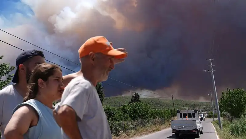 Türkiye'nin Üç İlinde Yangın Alarmı: İzmir'deki Köyler Tahliye Edildi