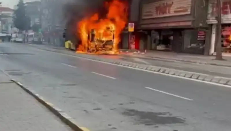 Ümraniye'de Korku Dolu Anlar: Yangın Kısa Sürede Alevlendi