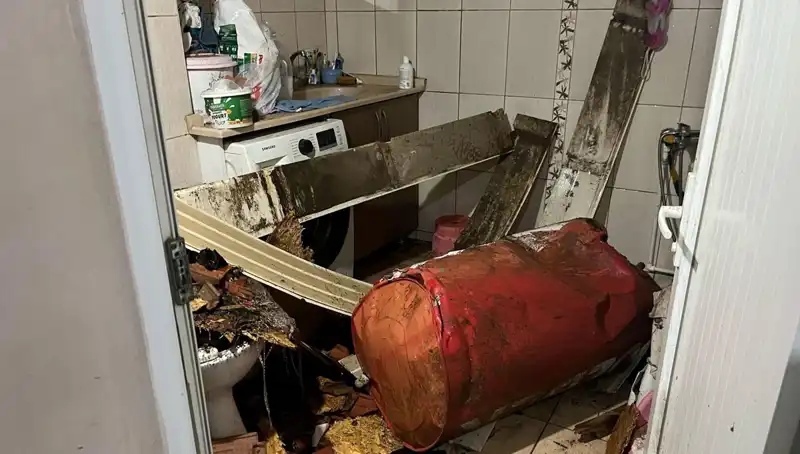 Ege Bölgesi'nde Fırtına Esintisi: Ağaçlar Devrildi, Cadde ve Sokaklar Beyaza Büründü