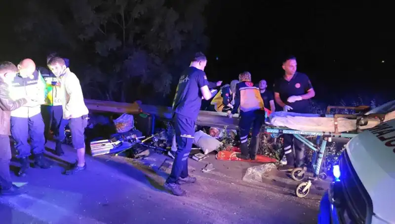 Minibüste Feci Kaza: Yolcular Savruldu, Yaralılar Hastaneye Kaldırıldı