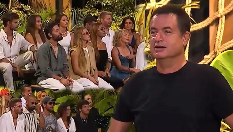 Survivor Birleşme Partisi: Şarkı Yarışmasında Kostüm ve Yetenek Şovlarıyla Eğlence Dolu Anlar