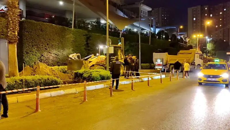 Doğalgaz Patlağı Korkusu: AVM Önünde Panik Anları