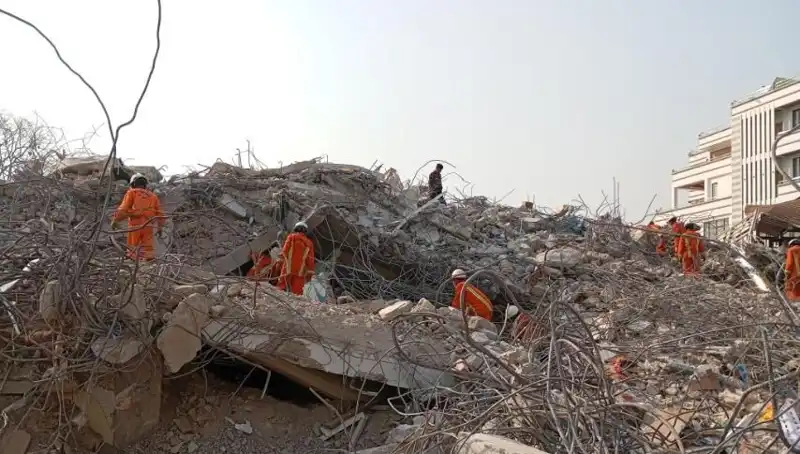 Türk Kurtarma Ekipleri Myanmar'da: Bir Kişi 5 Gün Sonra Enkazdan Sağ Çıktı
