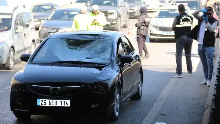 Polis Kimlik Sordu, Adam Köprüden Atlayarak Arabanın Üstüne Düştü!