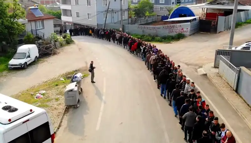 Bursa'da Bayram Geleneği: 1 Kilometrelik Kuyruk Oluşturan Mahalle