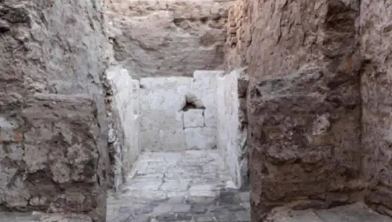 Mısır'da Tarihin Tozlu Sayfalarını Aralayan Yeni Bir Mezarlık Keşfi