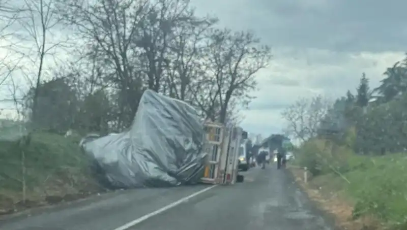 Tekirdağ’da Saman Yüklü TIR Devrildi: Kaza Anı ve Sonrasındaki Gelişmeler