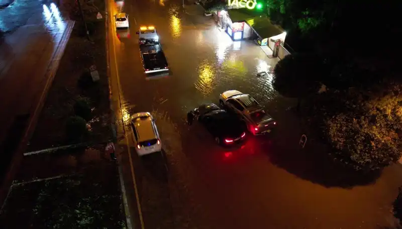 Adana'da Şiddetli Yağış: Cadde ve Yollar Göz Göz Yaş İçinde Kaldı