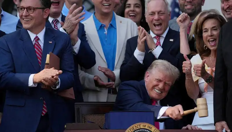 Trump, "Büyük, Güzel Yasa Tasarısı"nı İmzaladı: Ekonomik Değişim Başlıyor!