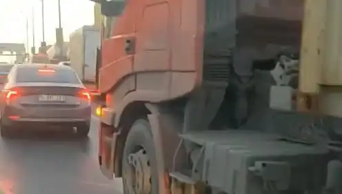 D-100'de Yol Verme Kavgası: TIR'ı Üzerine Sürdü!