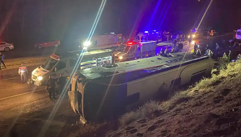İşçi Servisi Devrildi: 23 Kişi Yaralandı, Kazanın Ardındaki Nedeni Araştırılıyor