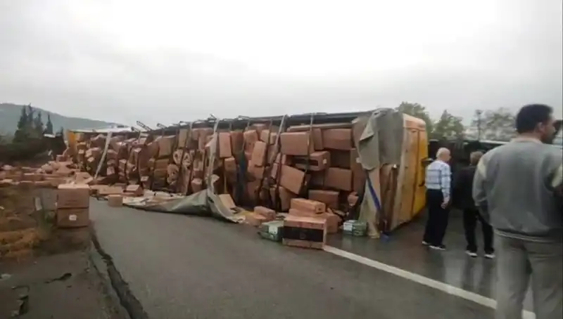 TEM Otoyolu'nda TIR Devrildi, Ankara Yolu Trafiğe Kapandı!