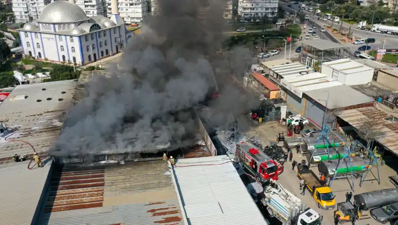 İzmir'de Oto Lastikçide Yangın: Etrafta Şok ve Panik Yaratıyor