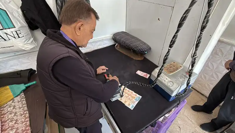 47 Yıllık Terzi Ahmet'in İlginç Para Ütüleme Alışkanlığı Neden Dikkat Çekiyor?
