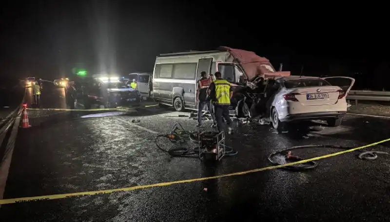 Ters Yöne Giden Minibüse Çarpan Araç Alev Alev Yandı: 1 Ölü, 1 Yaralı