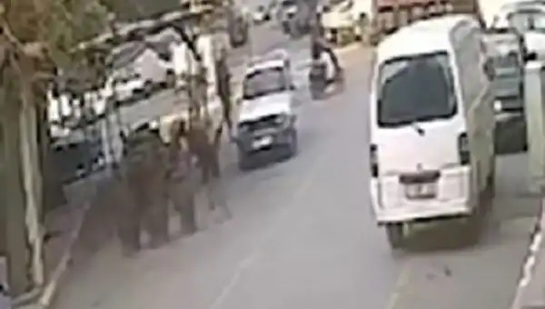 İzmir'de Motosiklet Hırsızlığına Suçüstü: Olay Anı Kameralara Yansıdı